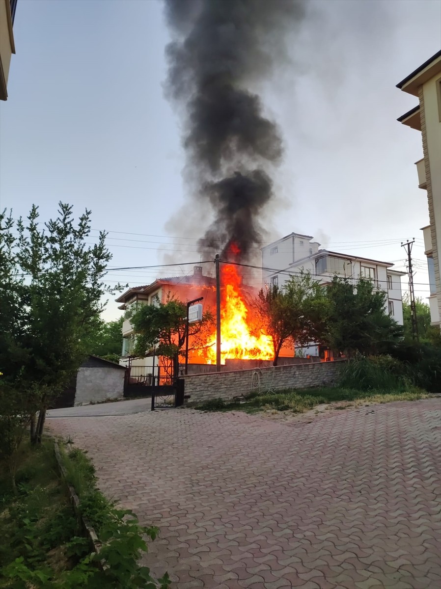 Karabük'ün Safranbolu ilçesinde 3 katlı müstakil evde çıkan yangın söndürüldü.