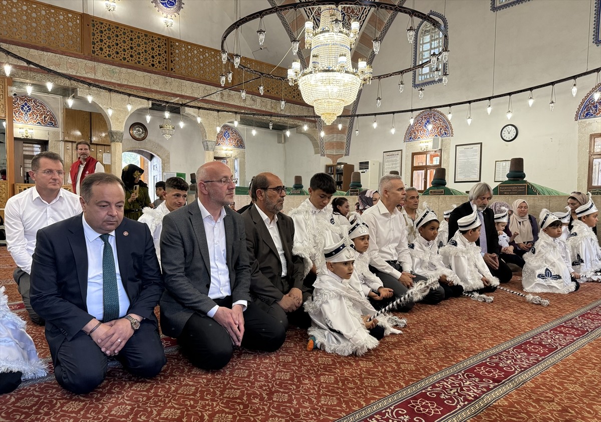 Karaman'da, Konya Vakıflar Bölge Müdürlüğü tarafından toplu sünnet töreni gerçekleştirildi....