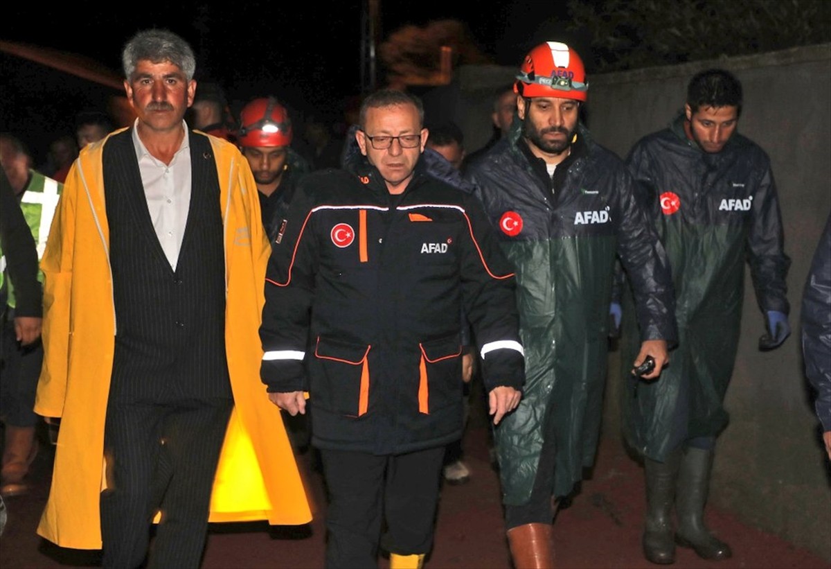 Kars'ta etkili olan dolu ve şiddetli sağanak nedeniyle meydana gelen selde hayvanlar telef oldu...