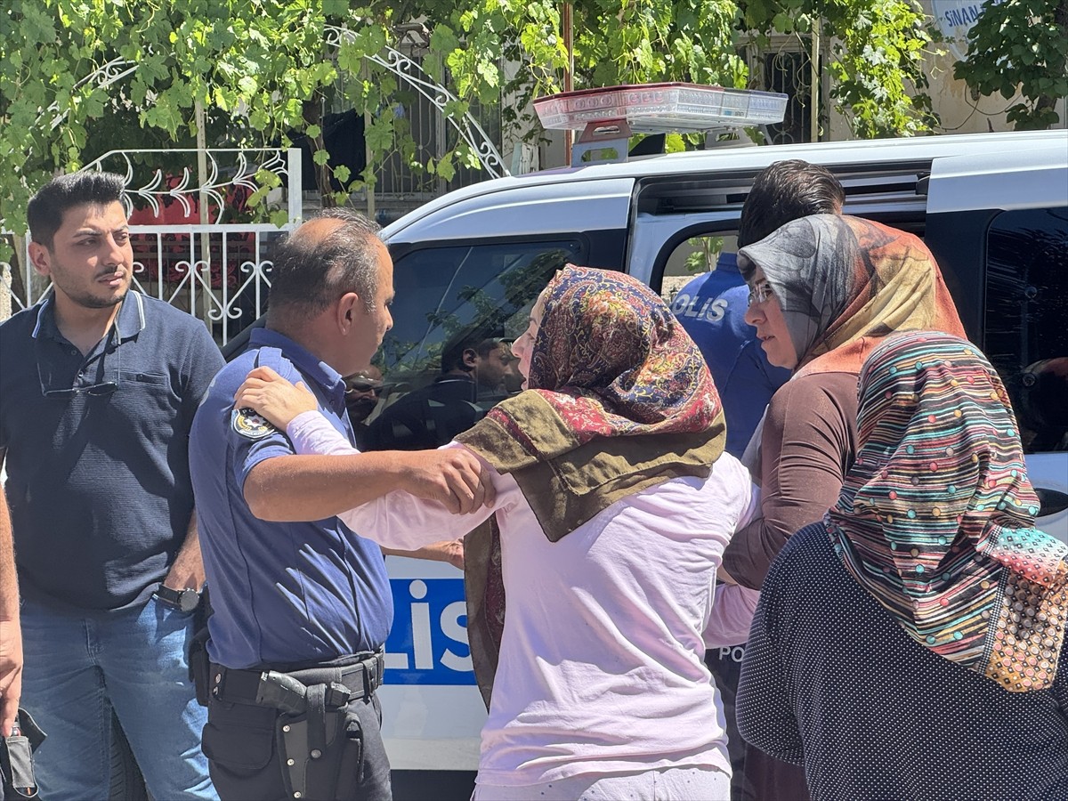 Kayseri'de bir kişi tartıştığı üvey kızını tüfekle yaraladıktan sonra intihar etti. Ekipler, olay...