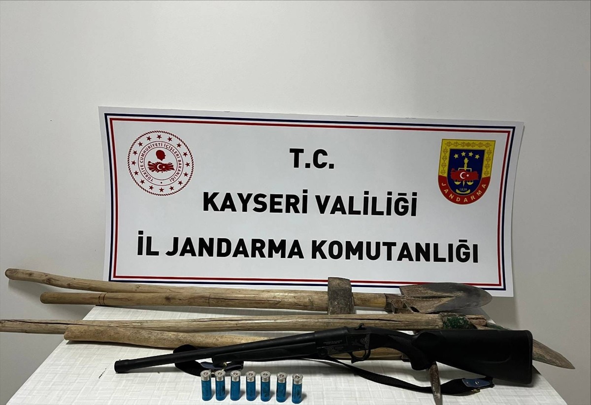 Kayseri'nin Akkışla ilçesinde kaçak kazı yapan 2 şüpheli, jandarma tarafından suçüstü yakalandı....