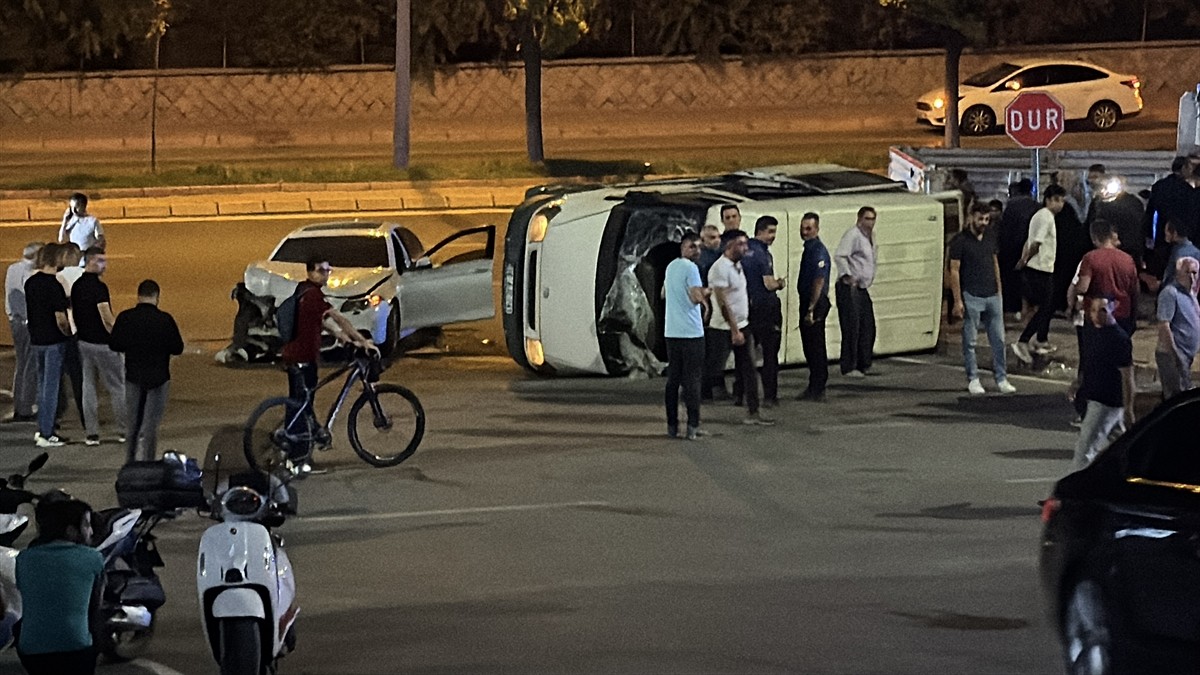 Kayseri'nin Kocasinan ilçesinde, otomobil ile minibüsün çarpışması sonucu 9 kişi yaralandı.