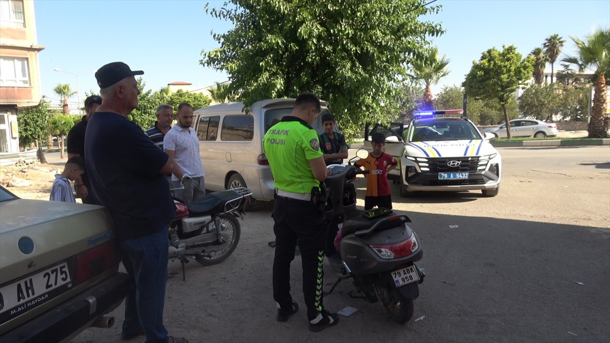 Kilis'te iki motosikletin çarpışması sonucu 3 kişi yaralandı. Kaza yerine sağlık ve polis ekipleri...