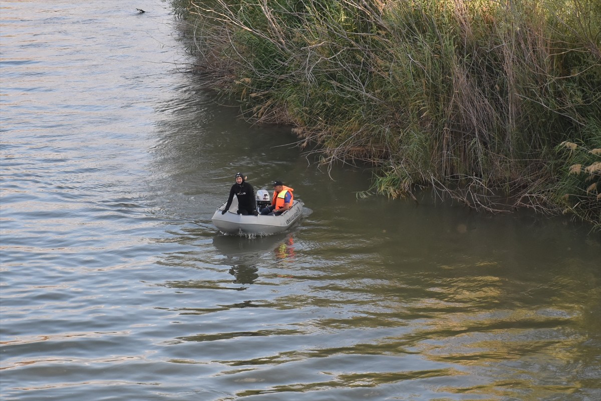 Kırıkkale'nin Yahşihan ilçesinde arkadaşlarıyla iddialaşarak köprüden Kızılırmak'a atlayan Suriye...