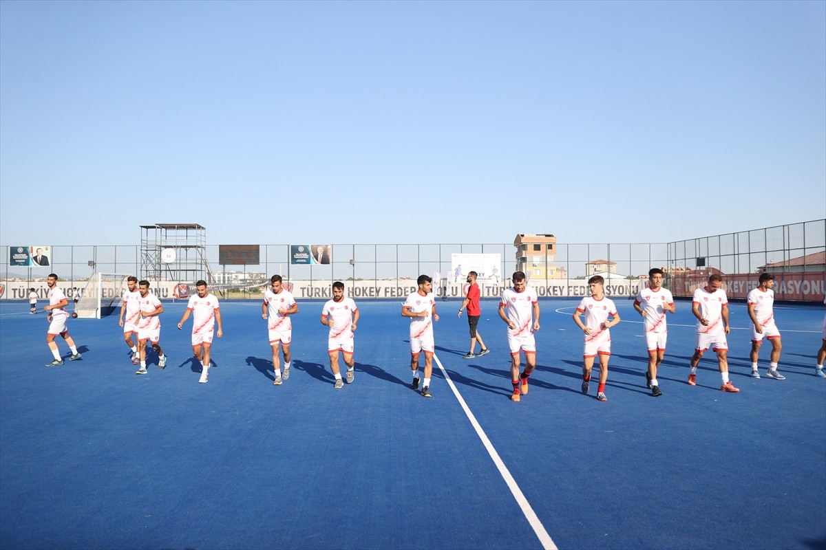 Kırklareli'nde kampa giren Hokey Erkekler A Milli Takımı, Açık Alan Avrupa Şampiyonası'nda...