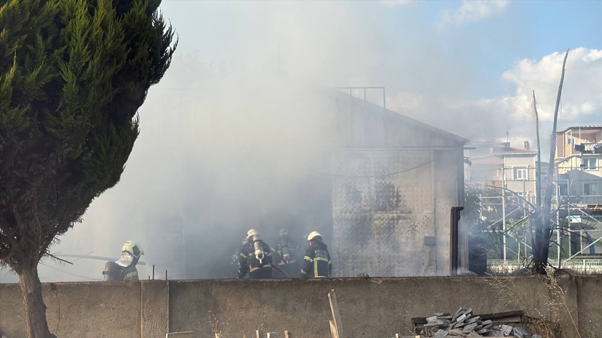 Kocaeli'nin Darıca ilçesinde hurda deposunda çıkarak plastik kalıp atölyesine sıçrayan yangın...