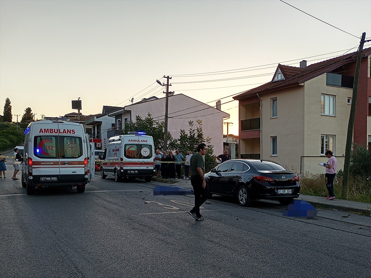 Kocaeli'nin Karamürsel ilçesinde silahla vurulan baba ve oğlu yaşamını yitirdi.