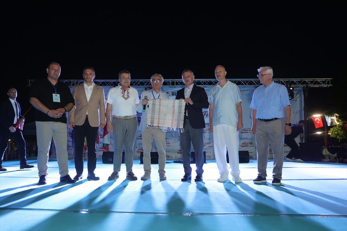 Kocaeli 2. Uluslararası Halk Oyunları Balkan Festivali, 7 ülkeden 300 dansçının katıldığı kortej...