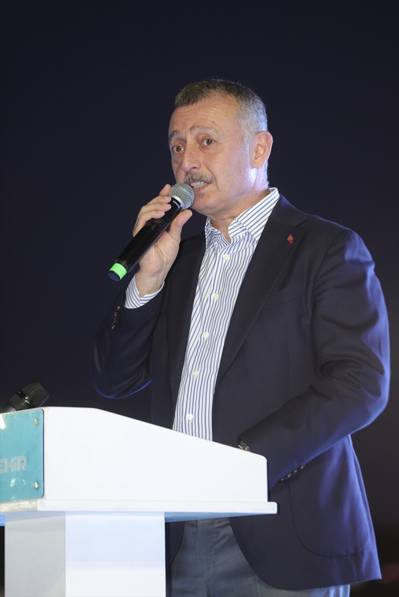 Kocaeli 2. Uluslararası Halk Oyunları Balkan Festivali, 7 ülkeden 300 dansçının katıldığı kortej...