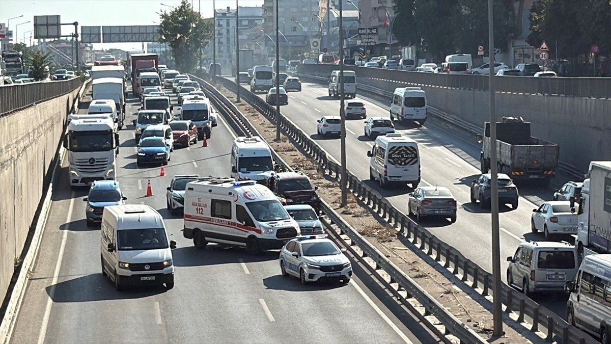 Kocaeli’nin Gebze ilçesinde 4 aracın karıştığı zincirleme trafik kazası nedeniyle trafik yoğunluğu...