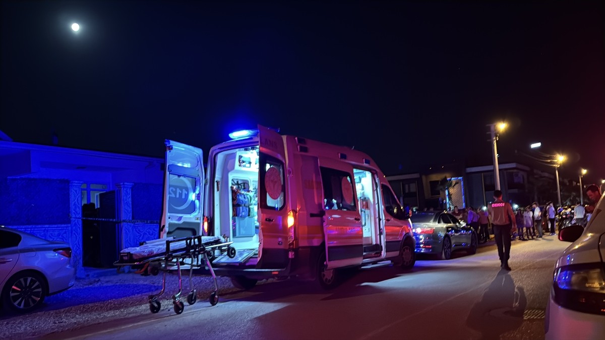 Kocaeli’nin Kartepe ilçesinde bir kişi tartıştığı 2 yeğenini öldürdü,1 yeğenini yaraladı. İhbar...