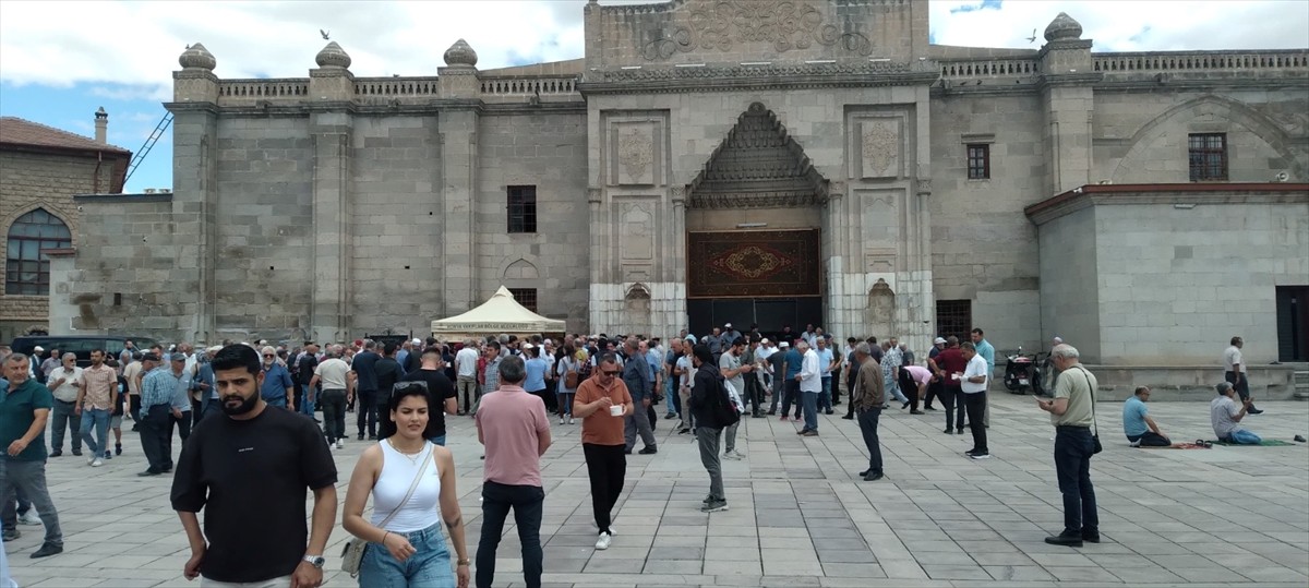 Konya, Aksaray ve Karaman'da, Konya Vakıflar Bölge Müdürlüğünce vatandaşlara aşure dağıtımı...
