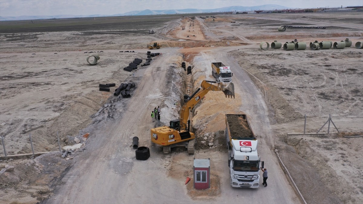 Konya Organize Sanayi Bölgesi'nde (KOS) süren genişletme çalışmalarıyla 15 bin kişiye istihdam...