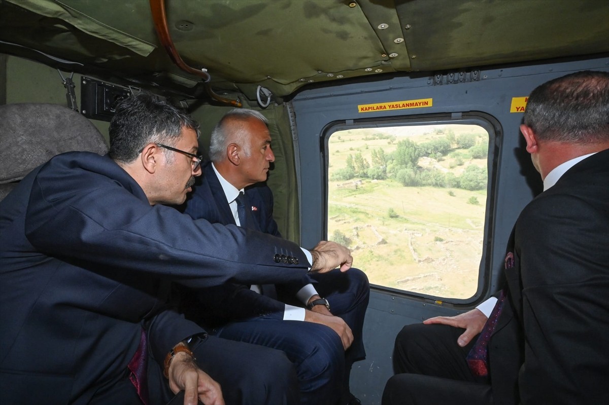 Kültür ve Turizm Bakanı Mehmet Nuri Ersoy, Hakkari'de Cennet Cehennem Vadisi'ni inceledi. 