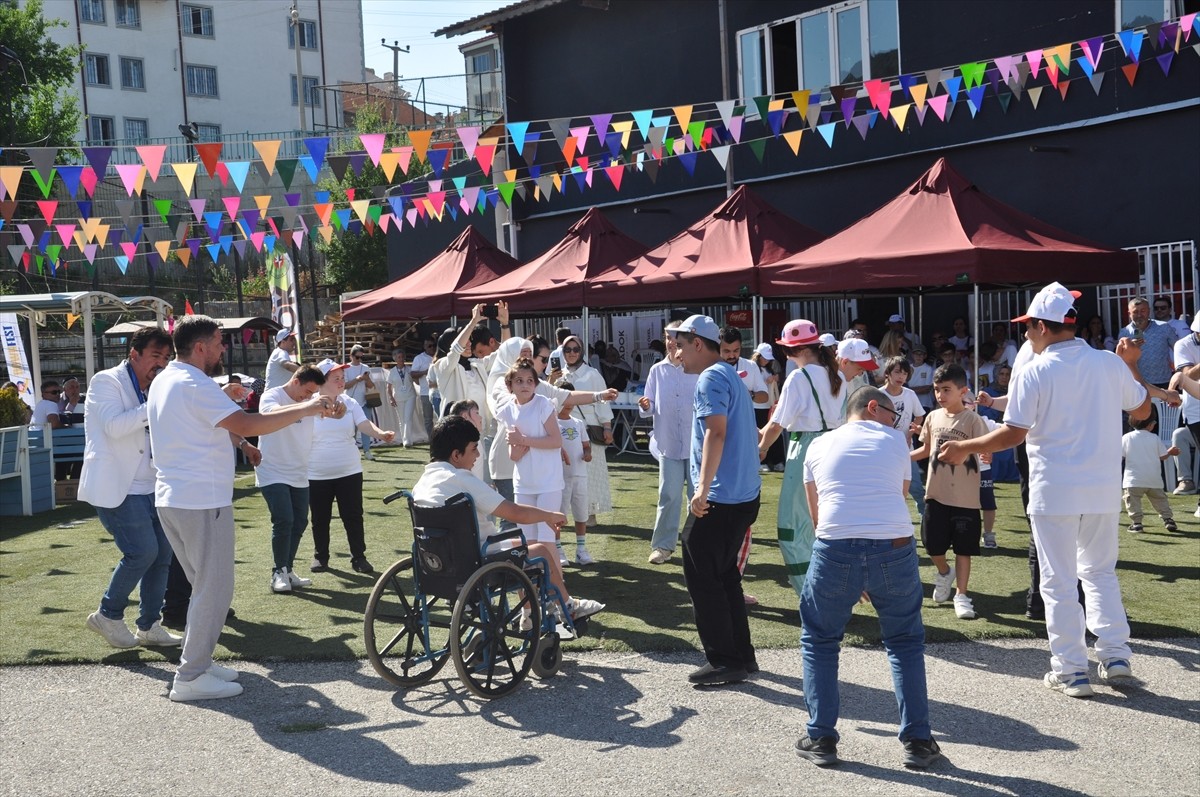 Kütahya’da bu yıl ilki düzenlenen DownFest etkinliği ile bir araya gelen özel bireyler...