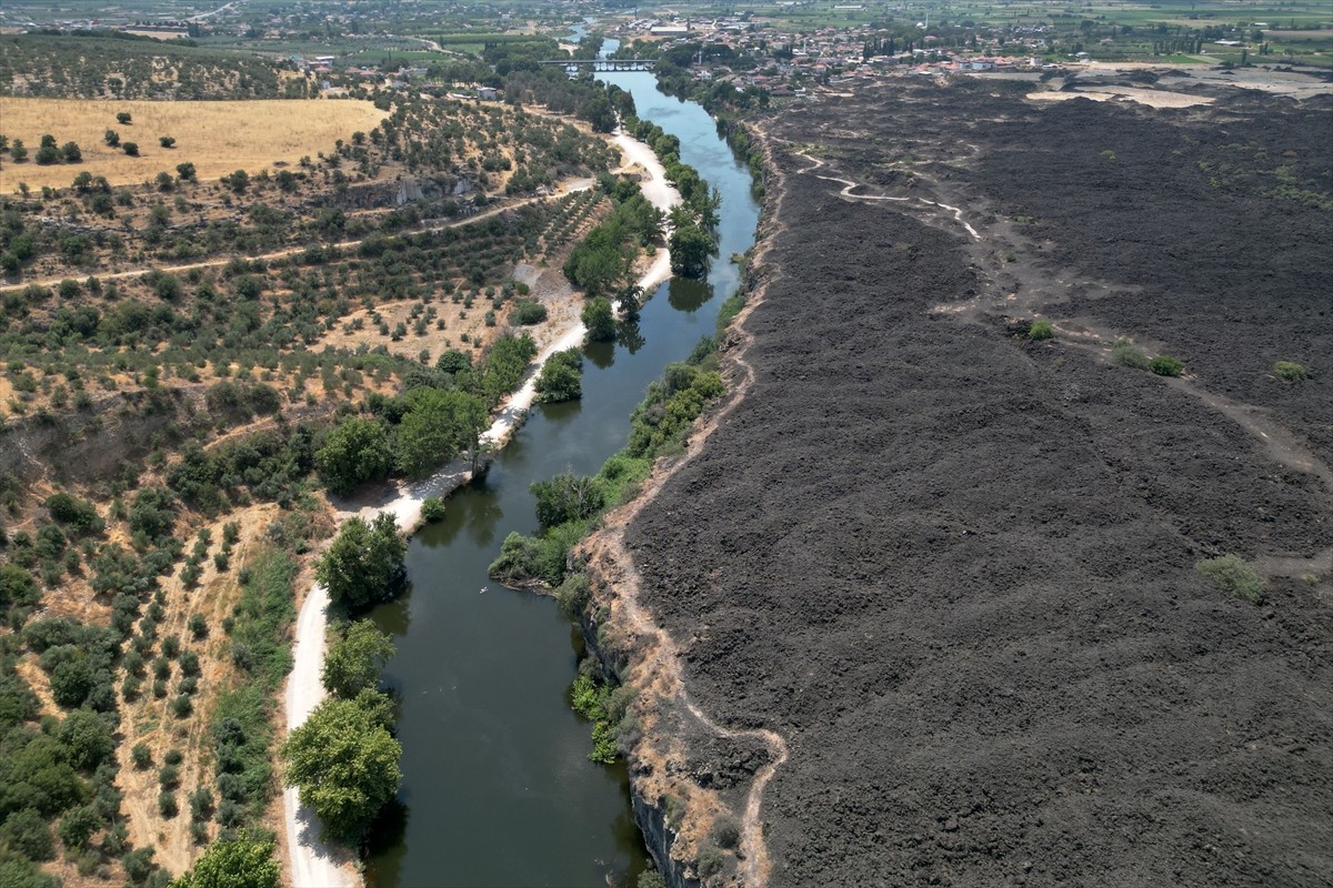 Manisa'da kuraklıktan etkilenen Adala Kanyonu, Demirköprü Barajı'ndan Gediz Nehri'ne su...