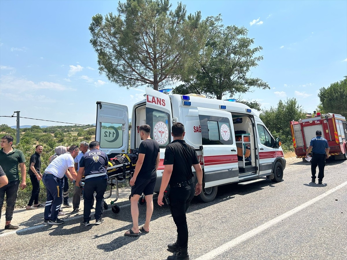 Manisa'nın Demirci ilçesinde otomobilin ağaca çarpması sonucu 1 kişi öldü, 4 kişi...