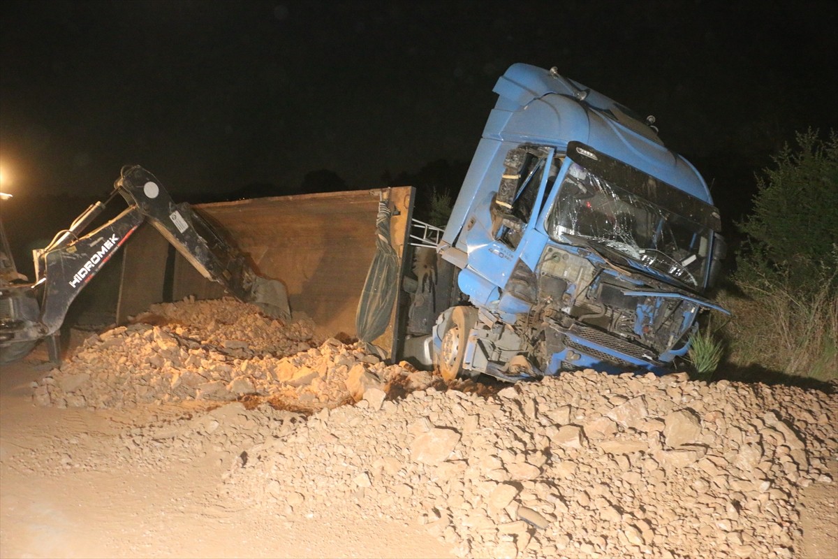 Manisa'nın Kula ilçesinde hafriyat kamyonunun arkadan çarptığı traktörün sürücüsü hayatını...