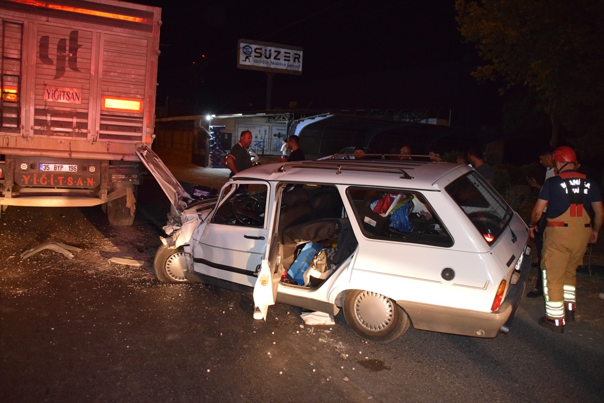 Manisa'nın Turgutlu ilçesinde tıra arkadan çarpan otomobildeki 2 kişi yaralandı.