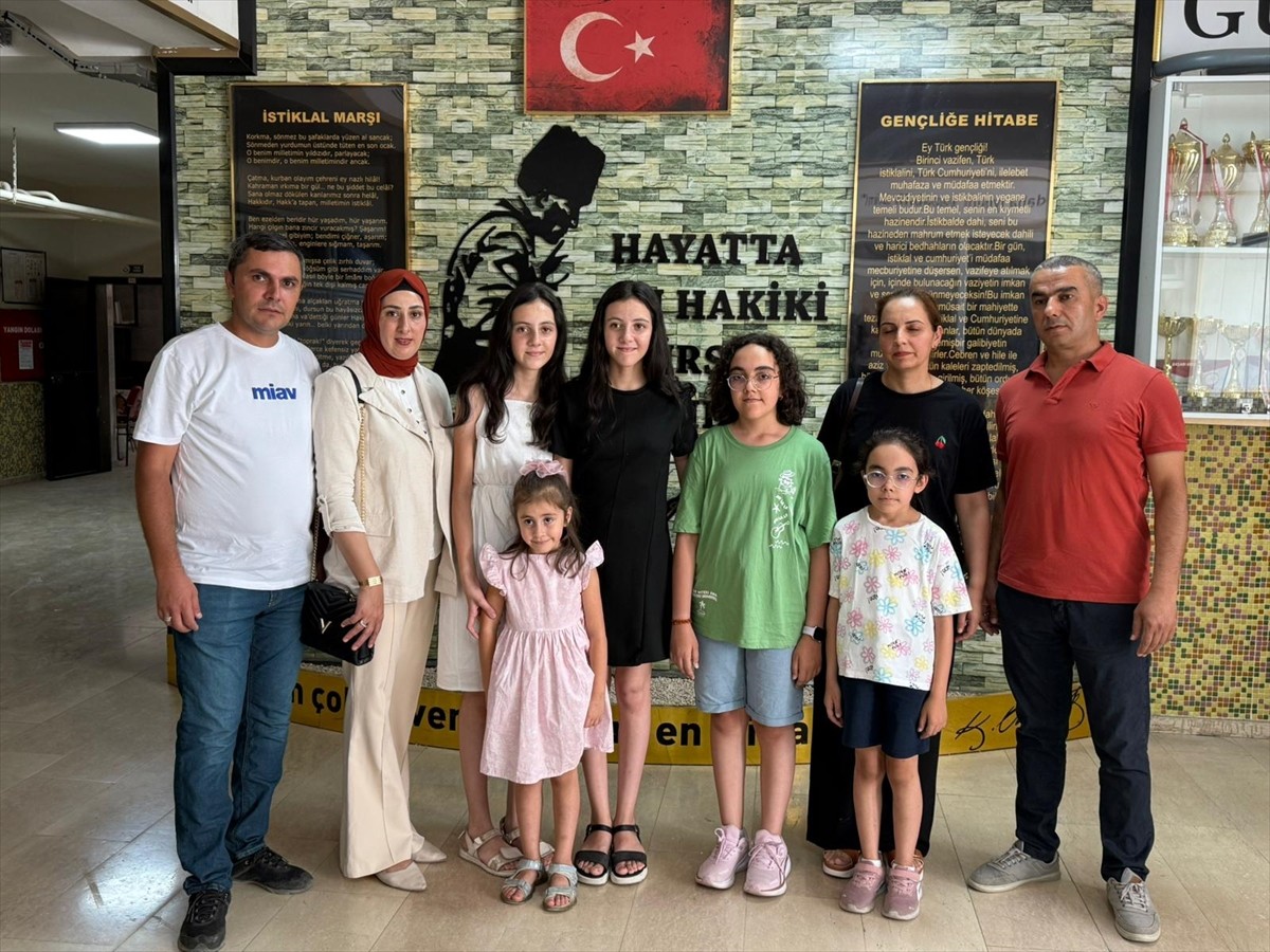 Mardin'de Liselere Geçiş Sistemi (LGS) kapsamındaki merkezi sınavda 500 tam puan alan öğrenciler...