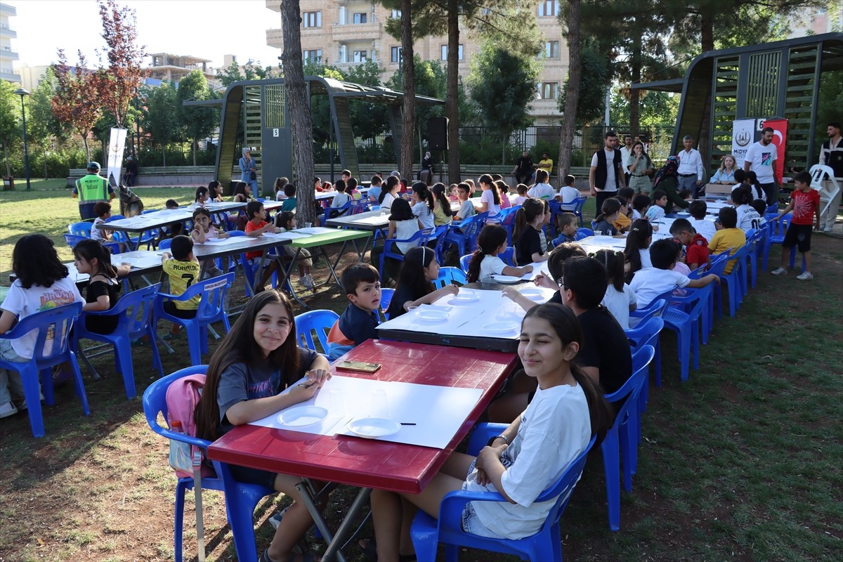 Mardin'in Midyat ilçesinde ressam Melis Doğan, "Doğanın Çiçeklerine Açılan Kapı" projesi...