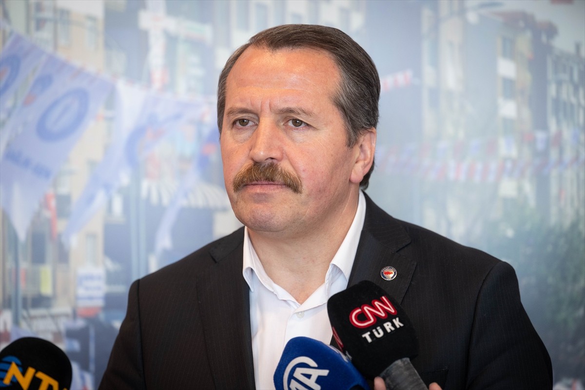 Memur-Sen ve Eğitim-Bir-Sen Genel Başkanı Ali Yalçın, Memur-Sen Genel Merkezi'nde, "4+4+4" zorunlu...