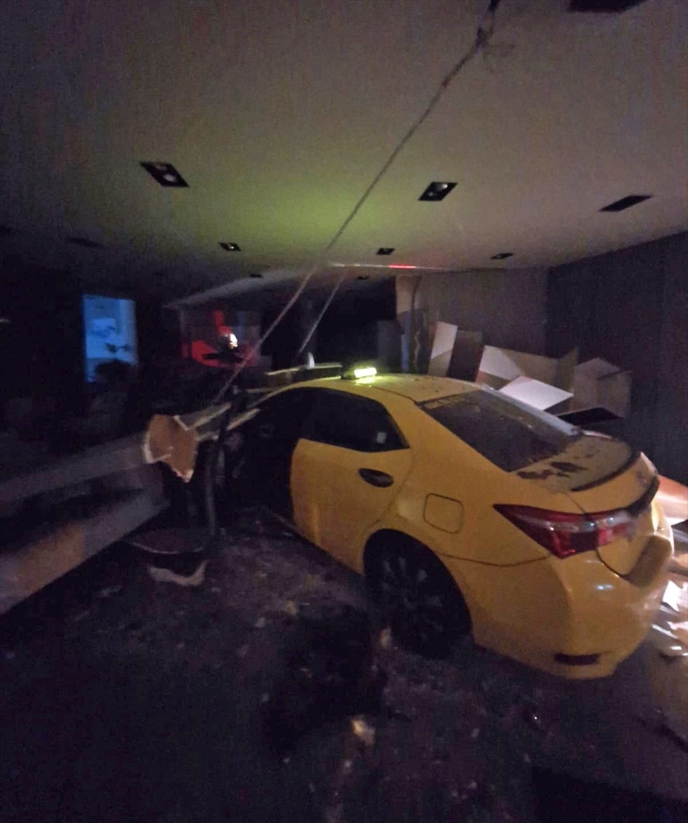 Mersin'de bir taksinin motosiklet sürücüsüne çarptıktan sonra mobilya mağazasına girmesi sonucu...