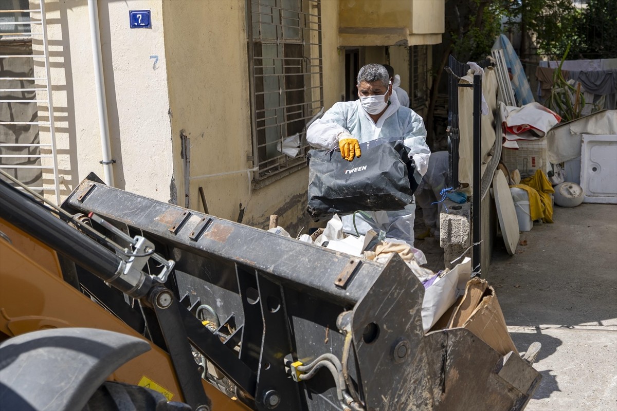 Mersin'in Yenişehir ilçesinde vatandaşların "kötü koku yayıldığı" gerekçesiyle ihbarda bulunduğu...