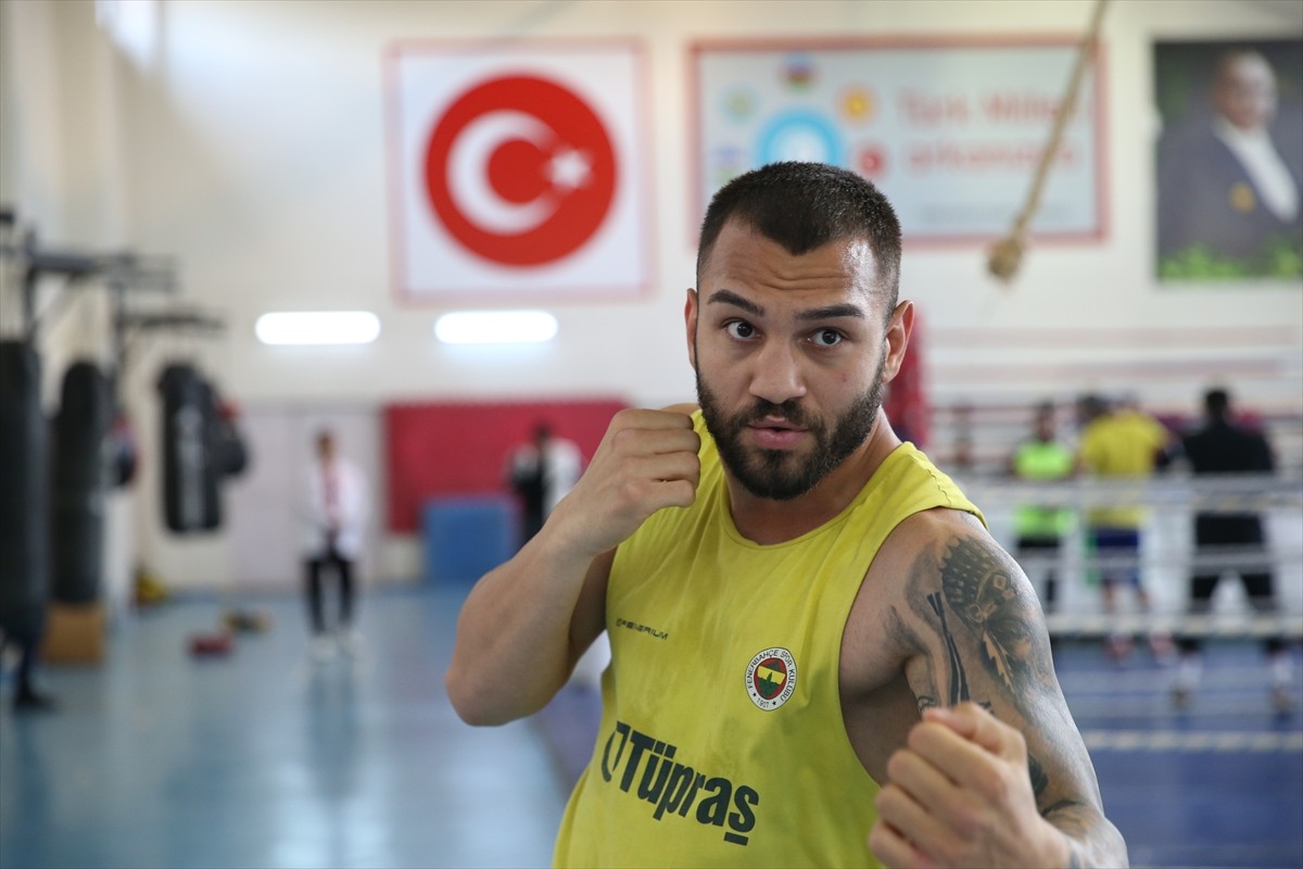 Milli boksör Samet Ersoy, dünya şampiyonluğu hedefiyle çalışmalarını sürdürüyor. Milli takım ile...