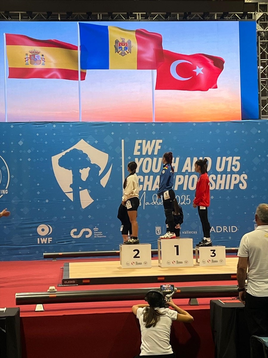 Milli halterciler, İspanya'da devam eden Yıldızlar ve 15 Yaş Altı Avrupa Şampiyonası'nın ikinci...