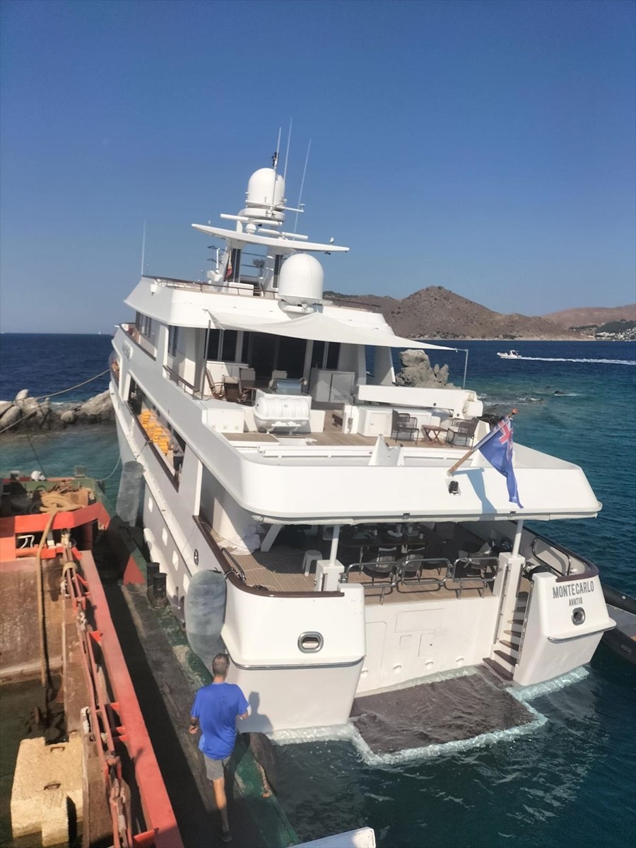 Muğla'nın Bodrum ilçesi açıklarında kayalıklara çarpan motoryatın kurtarılması için çalışmalar...