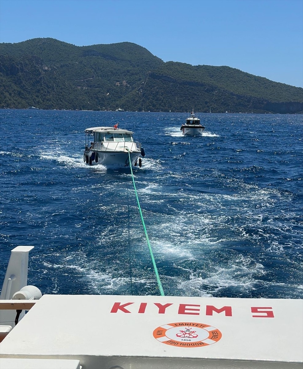 Muğla'nın Fethiye ilçesi açıklarında sürüklenen ve içinde 6 kişi bulunan tekne kurtarılarak kıyıya...