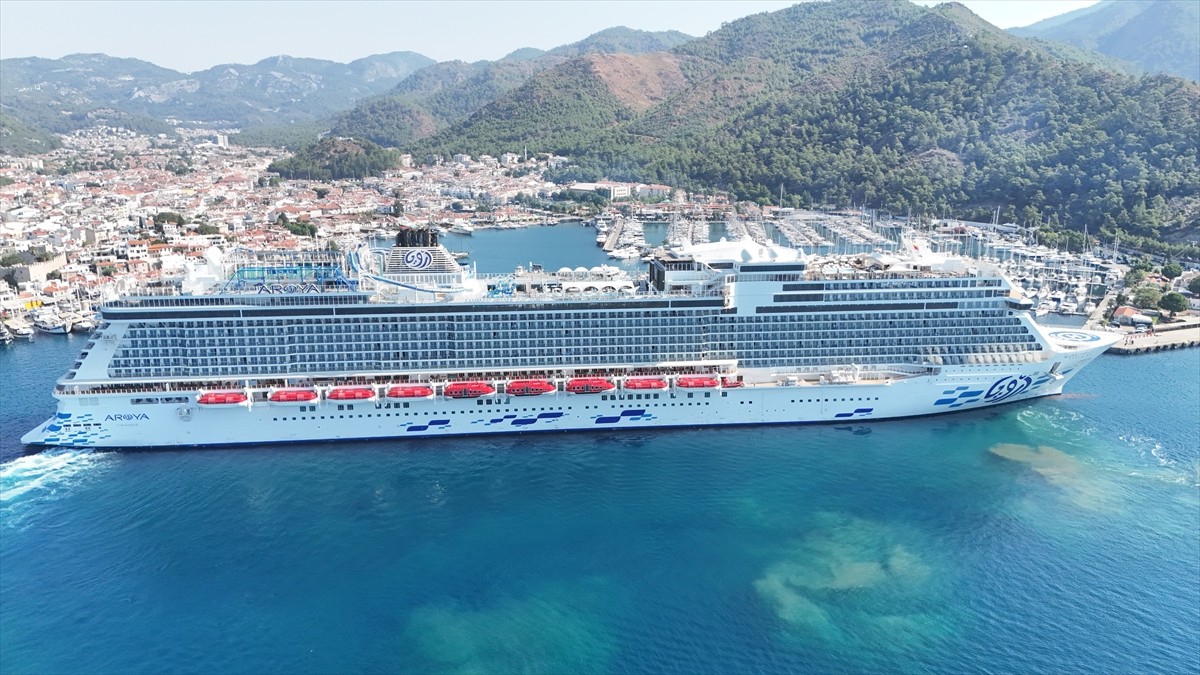 Muğla'nın Marmaris ilçesine gelen "Aroya" isimli kruvaziyer 1750 yolcu getirdi.