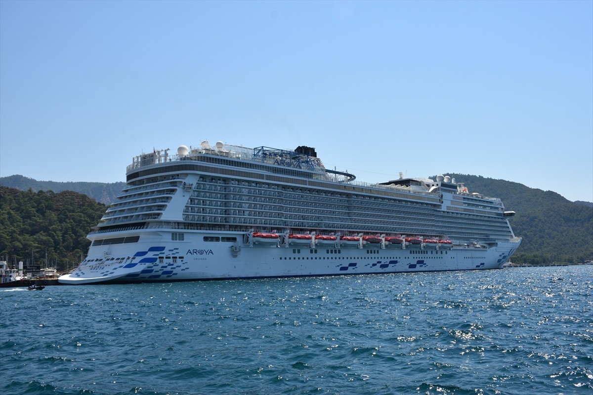 Muğla'nın Marmaris ilçesine gelen "Aroya" isimli kruvaziyer 2 bin 241 yolcu getirdi. Malta...