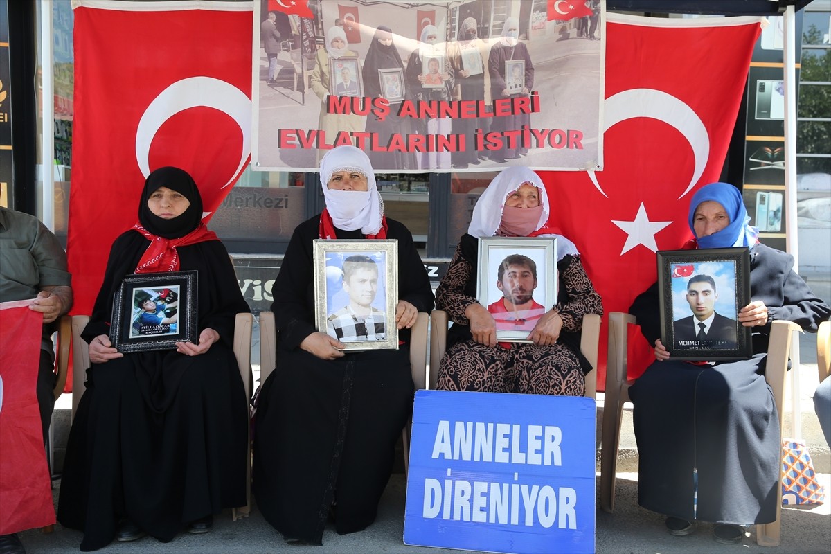 Muş'ta çocukları terör örgütü PKK tarafından kaçırılan aileler, DEM Parti İl Başkanlığı binası...