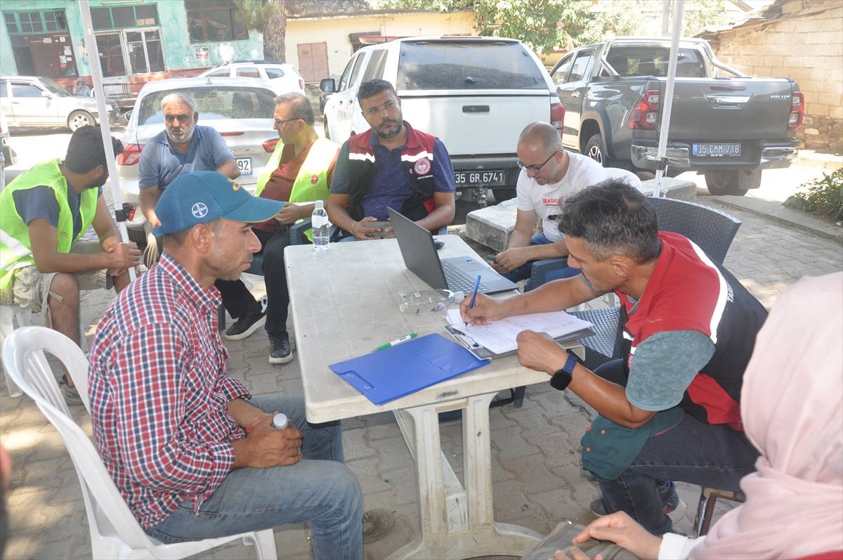 Ödemiş İlçe Tarım ve Orman Müdürlüğü ekipleri, Karadoğan Mahallesi'nde meydana gelen yangın...