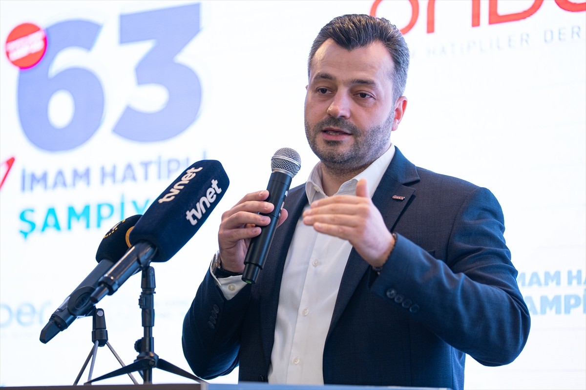 ÖNDER İmam Hatipliler Derneği üyeleri, Liselere Geçiş Sistemi (LGS) kapsamındaki merkezi sınavda...