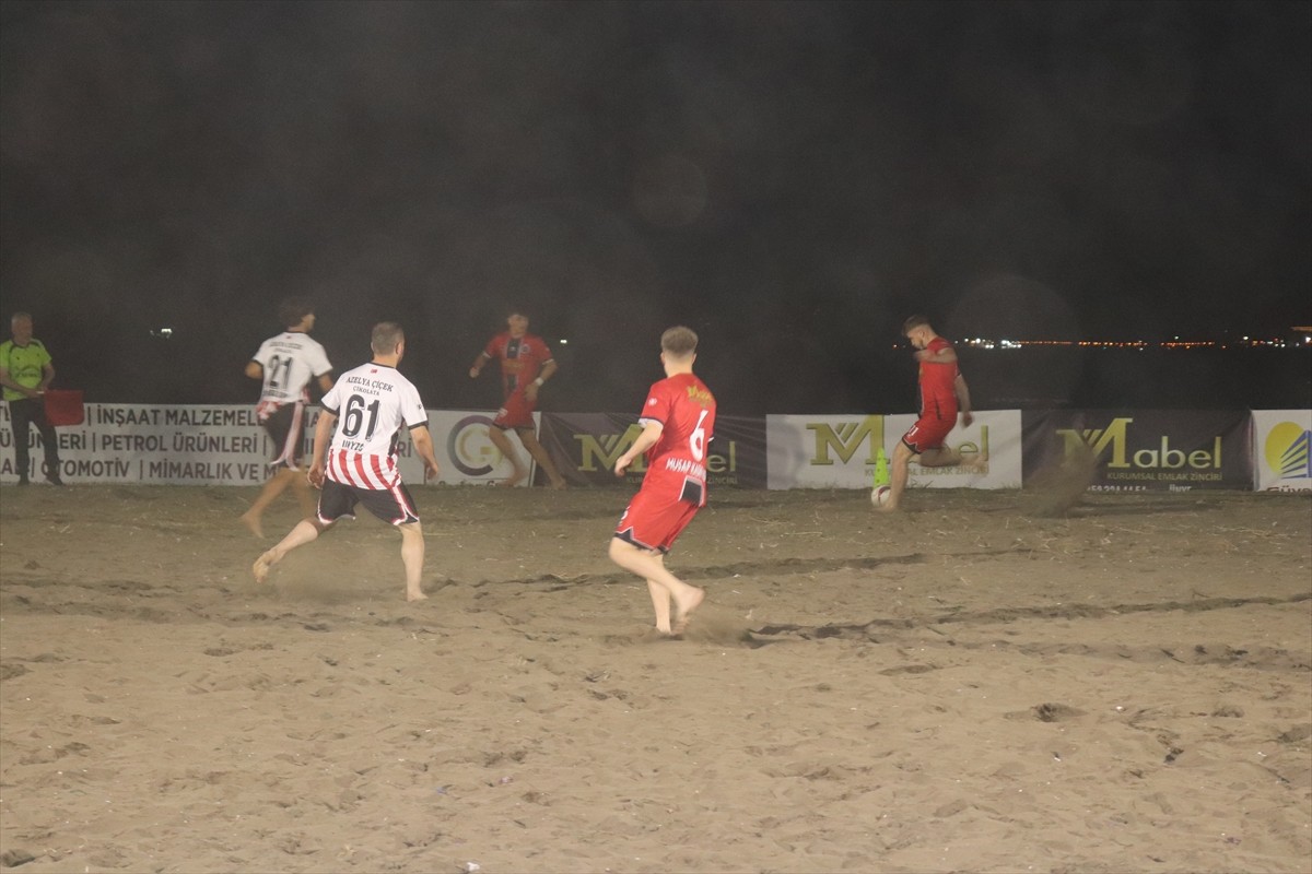Ordu'da bu yıl 34'üncüsü düzenlenen Manyetik Kum Gece Futbol Turnuvası başladı. Ünye Belediyesi...