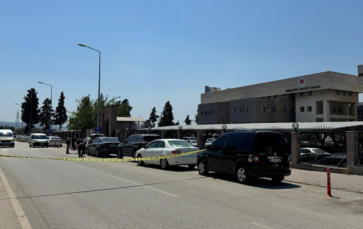 Osmaniye'de iki grup arasında çıkan silahlı kavgada yaralanan 2 kişi hastaneye kaldırıldı.