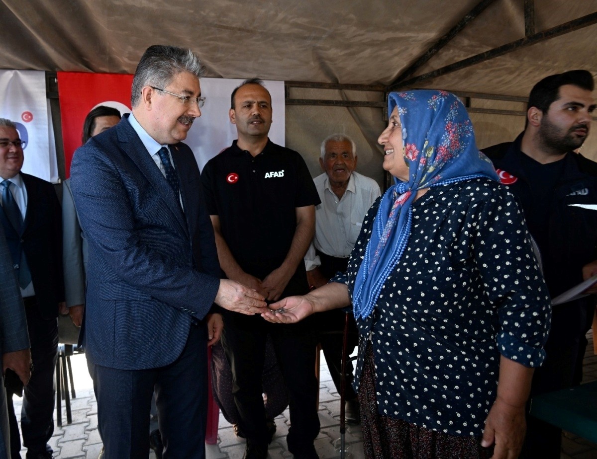 Osmaniye'de yapımı tamamlanan 89 köy evi, törenle hak sahibi depremzedelere teslim edildi.