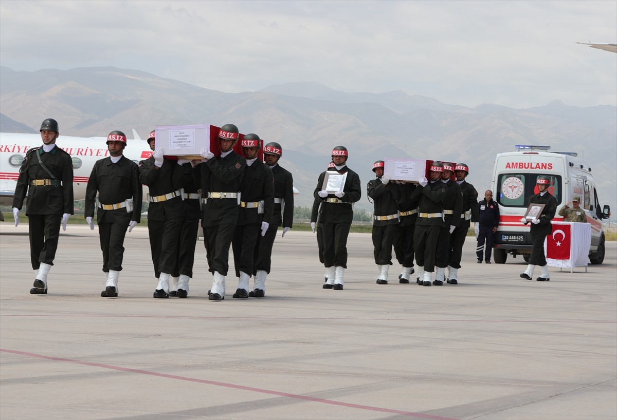 Pençe-Kilit Harekatı bölgesinde terör örgütü mensuplarınca kullanılan bir mağaradaki arama tarama...