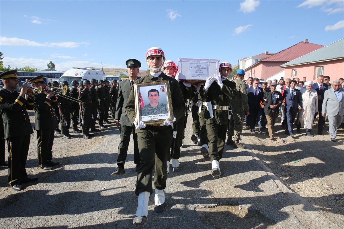 Pençe-Kilit Harekatı bölgesinde terör örgütü mensuplarınca kullanılan mağaradaki arama tarama...