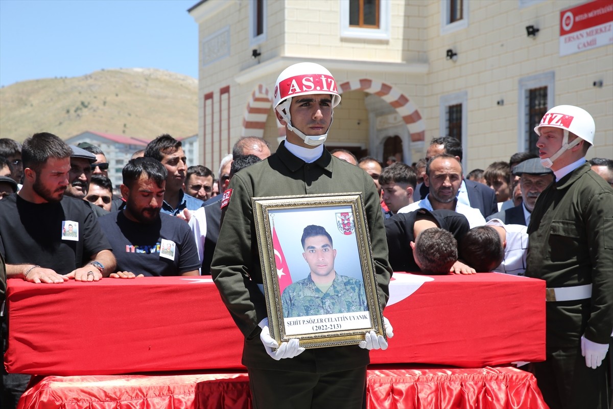 Pençe-Kilit Harekatı bölgesinde terör örgütü mensuplarınca kullanılan mağaradaki arama tarama...