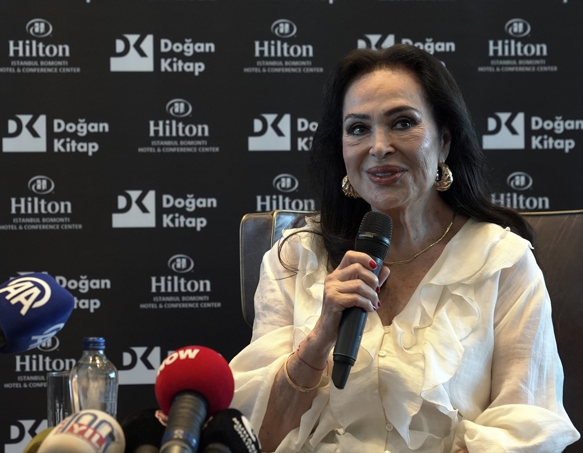  "Selvi Boylum Al Yazmalım", "Vesikalı Yarim" ve "Acı Hayat"ın arasında olduğu 222 filmde rol alan...