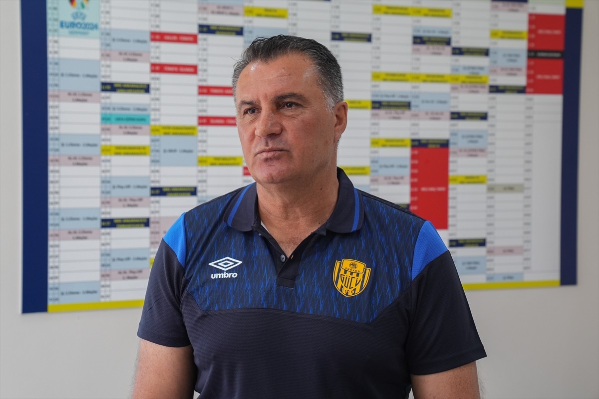 "Yeniden diriliş" parolasıyla sezona giren  MKE Ankaragücü'nün teknik direktörü Mustafa Kaplan, ...