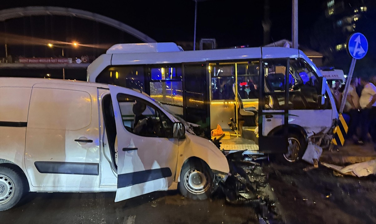 Rize'de minibüs ile hafif ticari aracın çarpışması sonucu 10 kişi yaralandı.