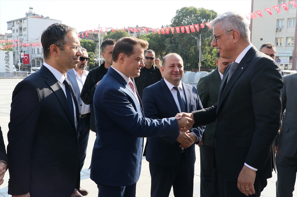 Sağlık Bakanı Kemal Memişoğlu (sağda), Manisa ziyareti kapsamında Vali Vahdettin Özkan'ı makamında...