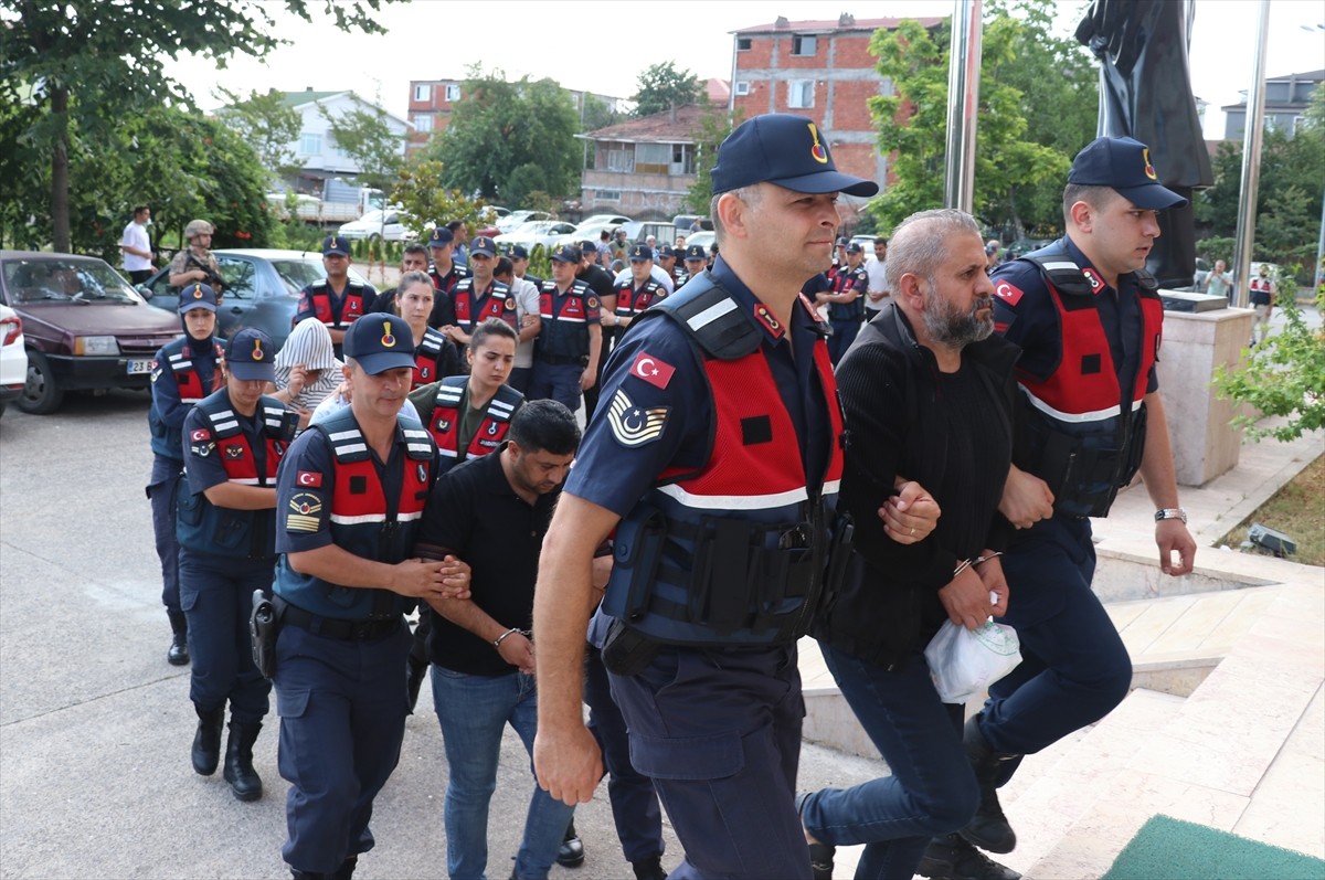 Sakarya'nın Kocaali ilçesinde araç dizaynı ve satışı dolandırıcılığı operasyonunda 13 şüpheli...
