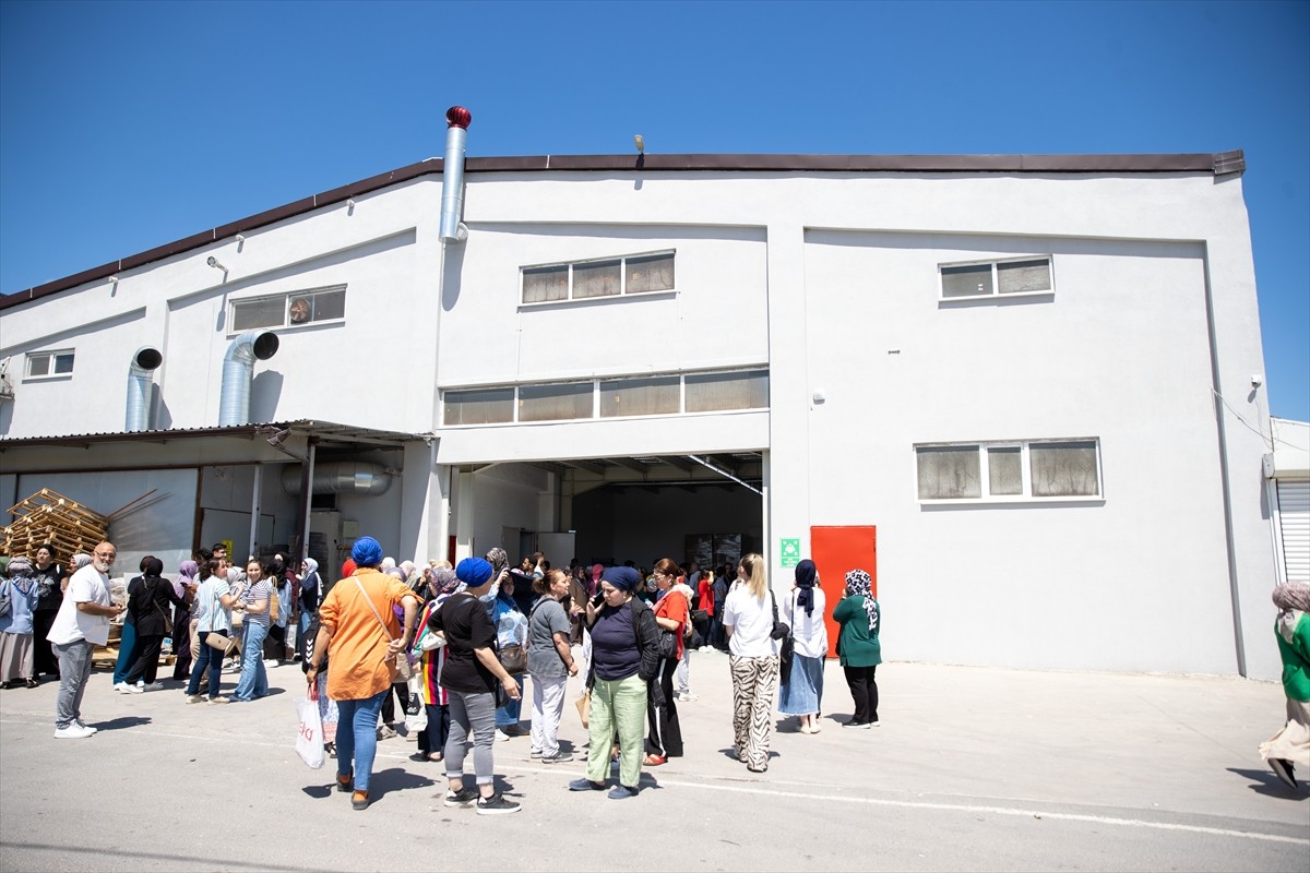 Sakarya'nın Serdivan ilçesinde bir iş yerinin asma tavanının çökmesi sonucu 3 kişi yaralandı....