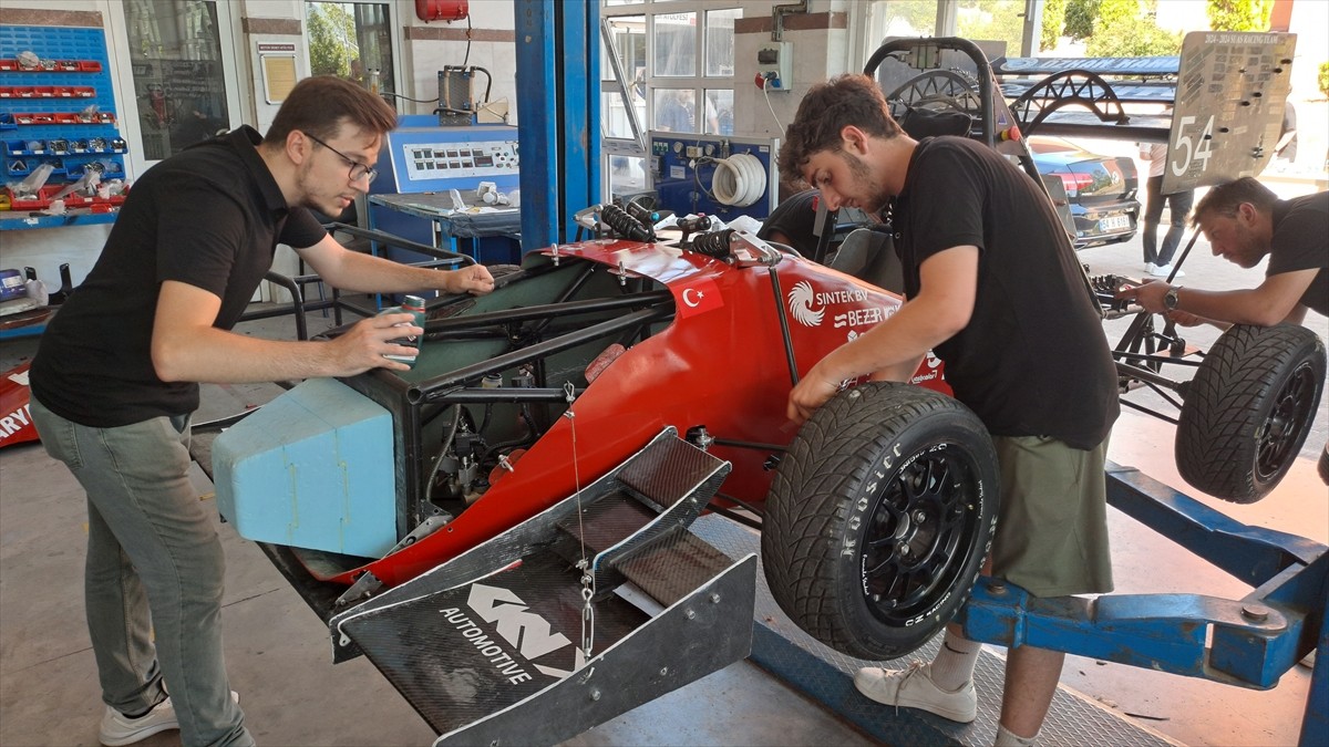 Sakarya Uygulamalı Bilimler Üniversitesi (SUBÜ) öğrencileri, tasarladıkları yarış aracıyla...